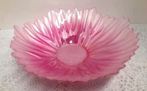 Stunning Frosted Iridescent Pink Centerpiece Bowl Open Flower Design 11.5"x3.5" - Imagen 1 de 11