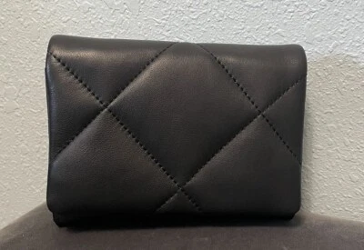 Cartera compacta de cuero negra Vince Camuto Doty Foto 1 de 4