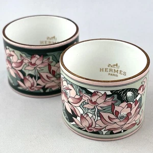 2 RONDS DE SERVIETTE Métal Émaillé HERMÈS PARIS "Fleurs de Lotus" austria/enamel - Picture 1 of 13