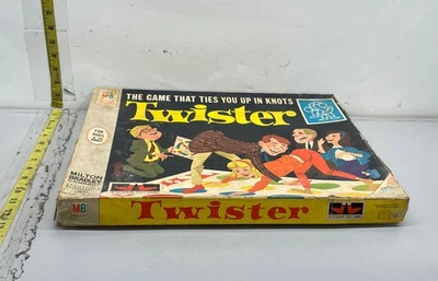 1966 Twister jogo de tabuleiro The Game That Ties You Up In Knots vintage Milton - Imagem 1 de 4