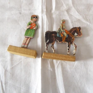 ORIGINAL 2 Stück Spielzeugfiguren Soldat mit Pferd Hartpappe Figur 2.WK (JJ280) - Bild 1 von 8
