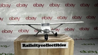 Hot Wings Planes Cessna 172 Skyhawks Jet - White/Blue - No Runway -Missin R Tire - Image 1 of 4