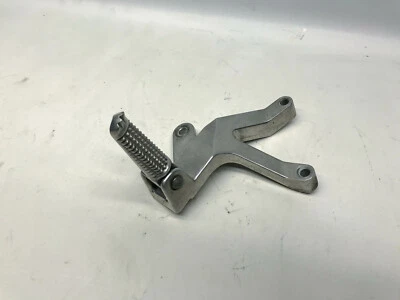 Reposapiés trasero derecho Yamaha FZR600R Rear right footrest hanger (1) 95' Foto 1 de 4