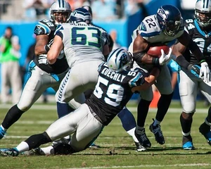 Foto de fútbol americano de la NFL Luke Kuechly Making a Tackle Carolina Panthers 8x10 - Imagen 1 de 1