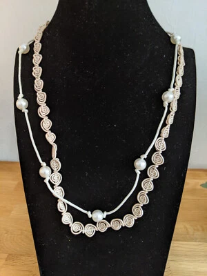 Kette in beige/ weiß mit Perlen und Ajour - Modeschmuck - Bild 1 von 3