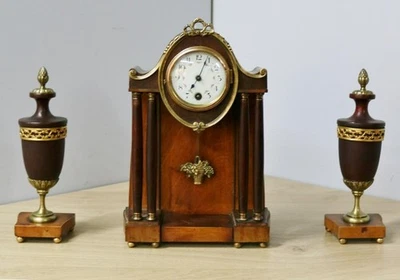 Antiguo Juego de Reloj Francés 8 Días Nogal Abrigo Urna Adorniciones Originales Foto 1 de 4