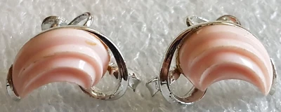 Vintage Fashion Lisner Silver Tone Pink Bakelite Half Moon Screw Back Earrings Foto 1 de 4