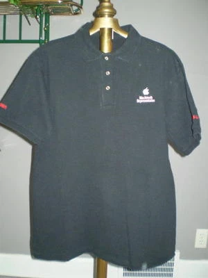Polo manga corta de algodón negro con logotipo de Apple “Macintosh Representative” “CompUSA” Foto 1 de 3