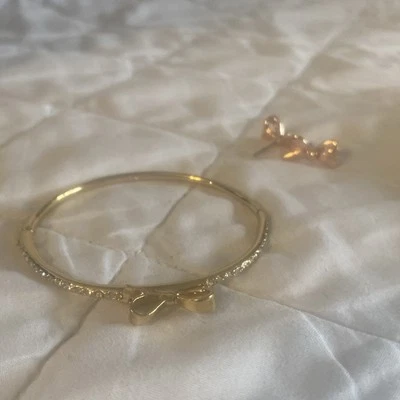 Pendientes y brazalete con lazo Kate Spade atados con lazo usados Foto 1 de 4