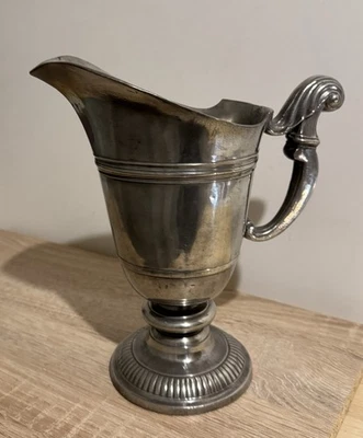 Aiguière en étain de Lyon vers 1706 - Photo 1/4