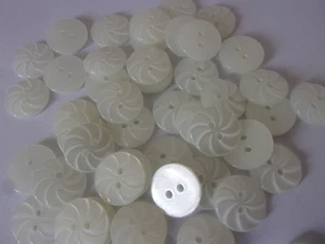 50 Round Orange Slice Pinwheel Buttons 15mm White Sewing Knits Baby T100 - Picture 1 of 2