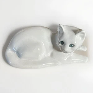 ELPA Brand White Cat Ceramic Alcobaca Portugal Figurine Blue Eyes Laying Loungin - Picture 1 of 3