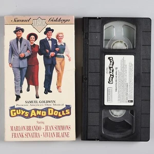 Jungs und Puppen VHS-Kassette - Marlon Brando/Frank Sinatra - kostenloser Versand/Kaufen Sie 2 erhalten Sie 1 - Bild 1 von 6