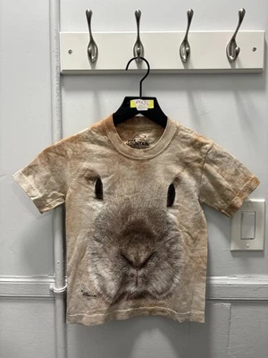 Camisa The Mountain Juvenil Pequeña Beige Conejito Conejo Cara Grande Tie Dye Hecha en EE. UU. Foto 1 de 4