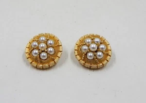 Pendientes firmados con clip de racimo de perlas sintéticas Kramer con cuentas de oro - Imagen 1 de 8