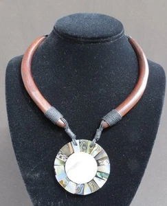 Beautiful Dark Wood Abalone Pendant Choker Necklace Adjustable Excellent - Bild 1 von 3