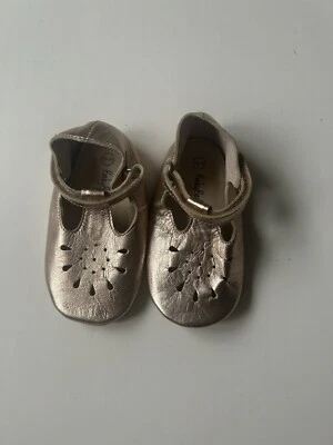 Sapatos Baby Boden bebê menina sola macia Mary Jane ouro metálico 12 -18 meses - Imagem 1 de 4
