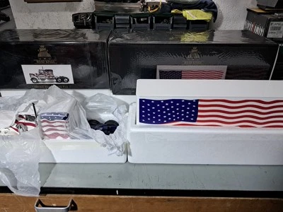 Road Kings Peterbilt 359 Us Truck Stars & Stripes   1/18 - Immagine 1 di 4