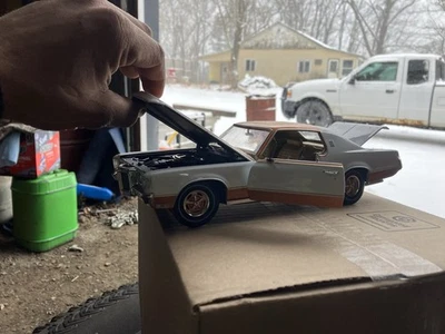 Pontiac Grand Prix 1969 escala 1:18 Auto World Foto 1 de 4