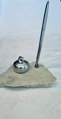 Vintage MCM Hoselton Aluminum Curling Pen On Rock Stone  Signed by Artist himsel Foto 1 de 4