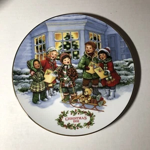 PERFECT HARMONY Avon Christmas Decorative Plate 1991 - Picture 1 of 7