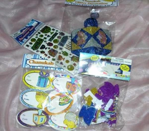4 PKGS NEW JEWISH CHANUKAH DECORATIONS - Glitter & Foil Stickers, Gift Tags, Orn - Bild 1 von 5