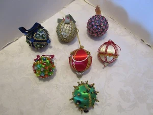 De Colección Pushpin Adornos Lentejuelas Cuentas Joyas Lote 7 Bolas de Espuma de Poliestireno Satinado Navidad #1 - Imagen 1 de 11