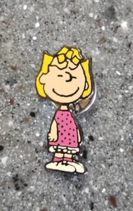 Vestido rosa con alfiler de solapa de sombrero Sally personaje de Peanuts USF Pinnacle Designs - Imagen 1 de 3