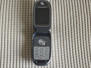 Téléphone portable à clapet rétro Motorola V191 - sans batterie, non testé - Photo 1 sur 8