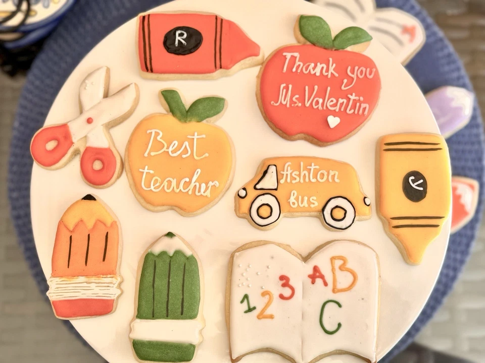 12 mejores galletas de azúcar hechas a medida por encargo, regalo para profesor, escuela, cumpleaños Foto 1 de 4