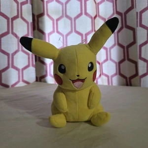 Pokémon Nintendo Pikachu Lachend 2023 Gelbe Elektrische Maus 8 Zoll Stofftier  - Bild 1 von 4
