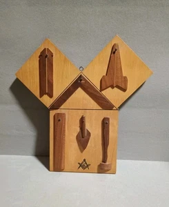 Freimaurer Handarbeit Holz Wandrelief bewegliche Teile 1963 vergangene Meister - Bild 1 von 8