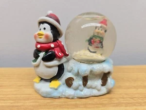 Pingüino de Navidad vintage con muñeco de nieve pingüino en globo de nieve 2,75 pulgadas de alto - Imagen 1 de 4