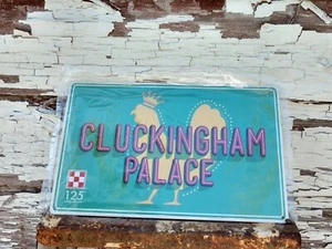 Letrero de gallinero de metal Cluckingham Palacio patio trasero pollo purina promoción 125 aniversario - Imagen 1 de 2