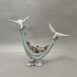 Lladro Petals of Peace Porcelain Figurine #6579 (8.5” Tall) - Picture 1 of 12