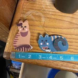 2 Wooden Cat Kitty Christmas Tree Ornaments Blue Tan Laying Down Sitting Up - Picture 1 of 8