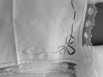 Linge Ancien Dessus De Commode Ou Nappe Fil De Lin Richement Brodé Et Dentelle - Photo 1/4