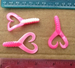 25ct ROSA BLANCO MEZCLA 2" Doble Cola GRUBS Señuelos de Pesca Remolques para Plantillas Spinners - Imagen 1 de 3