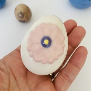 Menge 7 Ostereier handbemalt Keramik Frühling Blumen & einfarbig rosa blau elfenbein - Bild 1 von 8