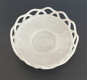 Tazón de consola vintage con borde de encaje abierto de vidrio de leche Imperial patrón de diamante  - Imagen 1 de 6