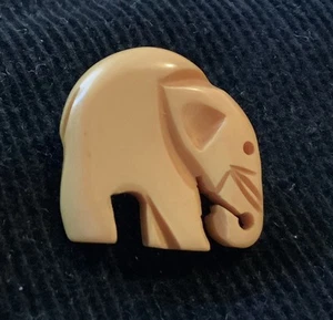 ELEPHANT BUTTON REALISTIC * FREE POST * BUTTERSCOTCH BAKELITE GALALITH CARVED - Picture 1 of 2