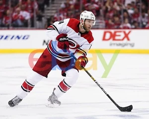 Foto de hockey de la NHL Jaccob Slavin Mid Game Action Carolina Hurricanes 8x10 - Imagen 1 de 1