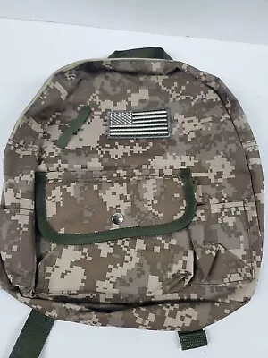 Mini mochila con estampado de camuflaje digital del ejército para niños pequeños  Foto 1 de 4