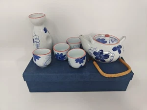 Japanisch Blau Weiß Porzellan Tee Sake Set 6 Stck Blumen Teekanne 4 Tassen Karaffe Box - Bild 1 von 5