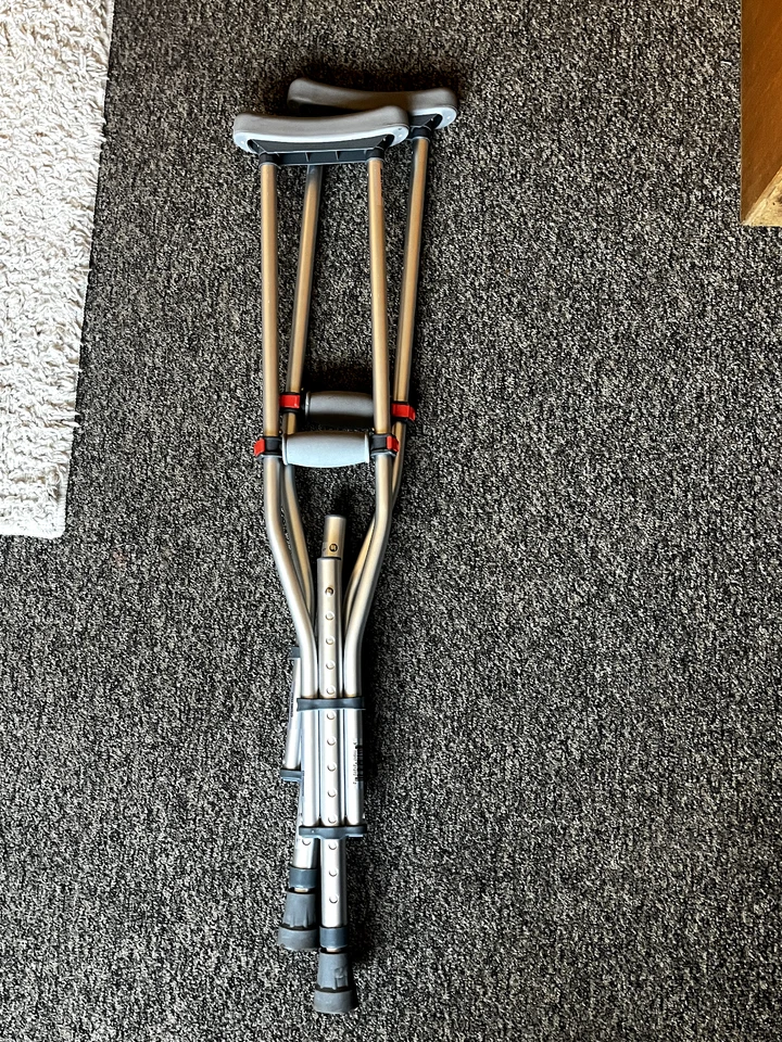 Muletas axilas grises/grises para adultos/o niños.  Foto 1 de 1