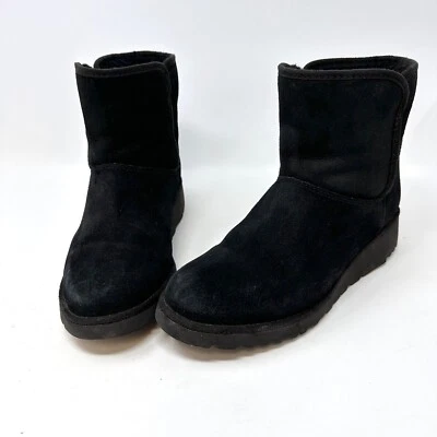 Bota de gamuza con cuña Ugg Kristin en negro talla 7 estilo 1012497 Foto 1 de 4