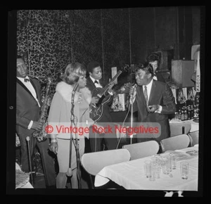 '66 JIMI HENDRIX con King Curtis Esther Phillips Original Popsie 2.25" Foto Negativo - Imagen 1 de 4