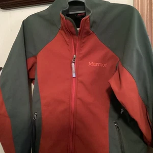Damenjacke Marmot rot und grau, Größe (L). In einem sehr guten gebrauchten Zustand. - Bild 1 von 3