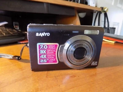Sanyo VPC T700 7.0MP Digital Camera - Brown, Camera with battery only! - Image 1 of 2