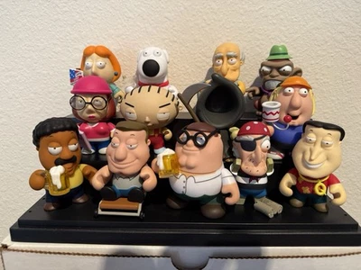 Juego de 13 figuras de vinilo Family Guy Kidrobot Foto 1 de 4